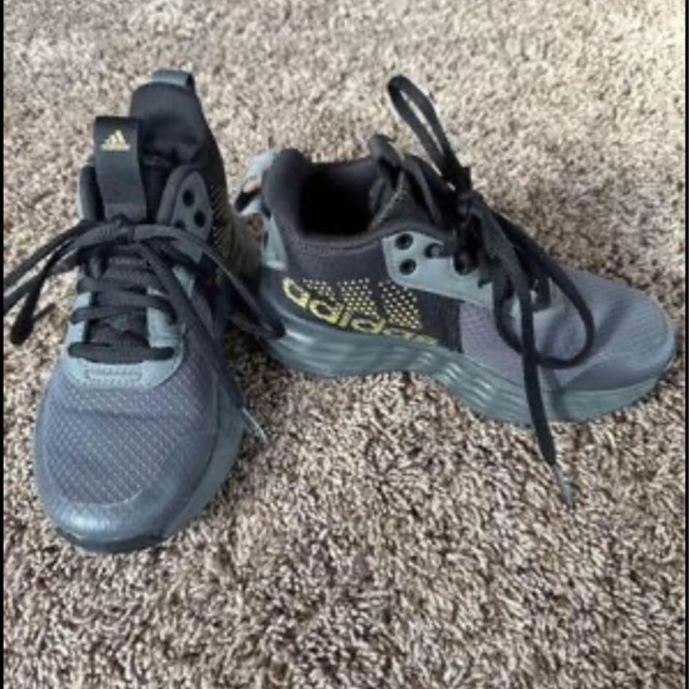 NEW!! Adidas little boys shoes size 11 black and gold!!! - Picture 2 of 2